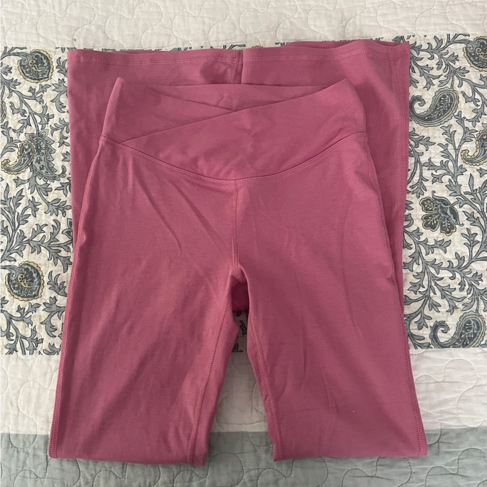 Old Navy Active High-Rise Flare Leggings in Pink